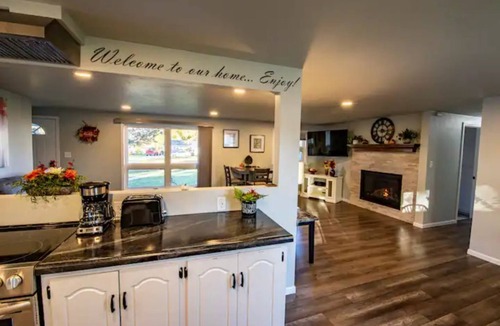 Green Bay House | Cozy & Cheerful Home-2 Levels of Comfort!