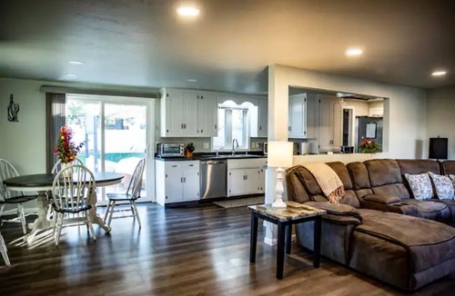 Green Bay House | Cozy & Cheerful Home-2 Levels of Comfort!