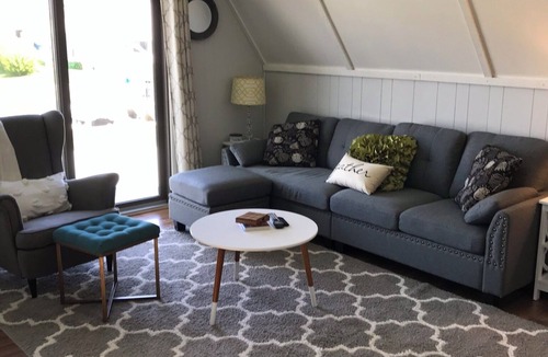 Syracuse Ski Chalet | Cozy cottage—lake Wawasee channel— easy access to lake