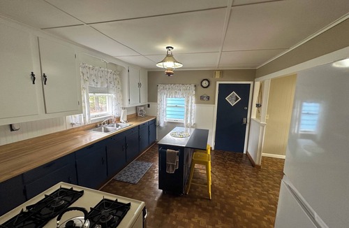 Gladstone Cottage | Cozy cottage on Little Bay De Noc minutes away from a public boat launch!