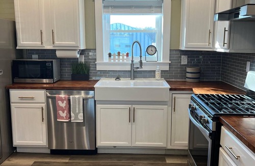 Monclova House | Cozy cottage that allows for pets, the experience of outdoors, and the big city!