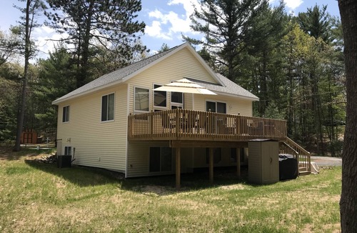Pentwater House | Cozy Cottage w/Wifi-and private Lake Michigan beach access