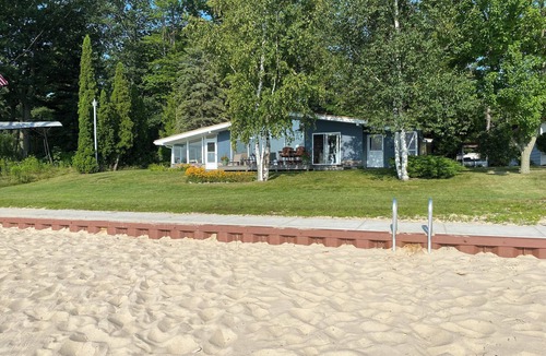 Au Gres Cottage | Cozy Cottage with private beach front on Lake Huron- short drive to Tawas City!