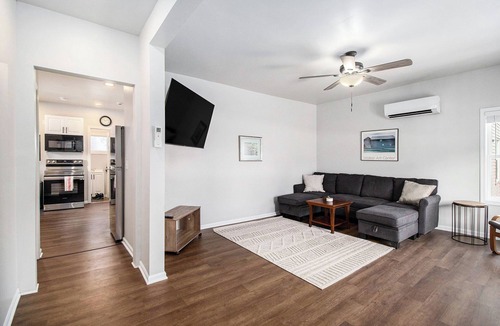 Kalamazoo Apartment | Cozy Downtown 1-bedroom Retreat in superb Kalamazoo with AC, WiFi