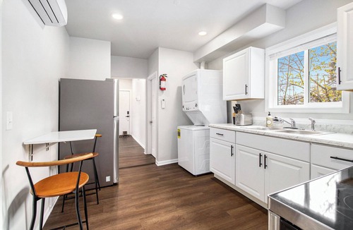 Kalamazoo Apartment | Cozy Downtown 1-bedroom Retreat in superb Kalamazoo with AC, WiFi