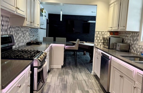 Willow Springs House | Cozy Estate in charming Willow Springs 20 minutes from Downtown and Beaches