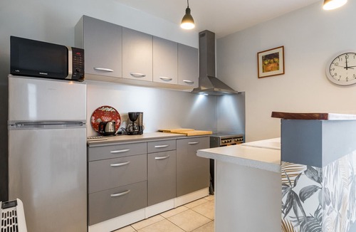 Saint-Hilaire-de-Chaleons Cottage | Cozy Traditional House with Garden, Garage, and WiFi – Near Beaches and City Centers