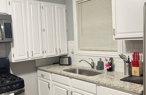 Park Forest House | Cozy Full Home + Free Parking + Fast Wi-fi & Central Area