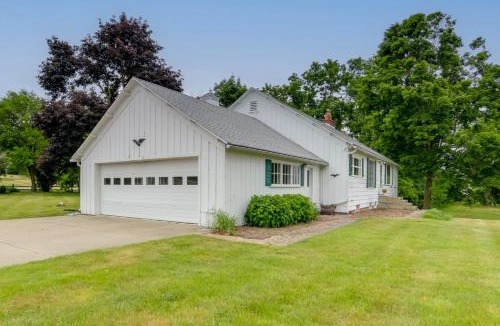 Hillsdale House | Cozy Hillsdale Home ~ 1 Mi to Baw Beese Lake!