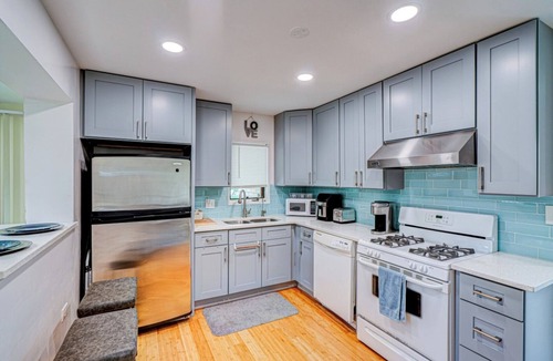 Highland Hills House | Cozy Home | King Bed | 10P | Metra |Chicago Suburb
