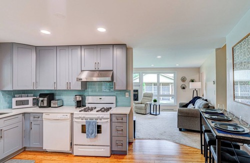Highland Hills House | Cozy Home | King Bed | 10P | Metra |Chicago Suburb