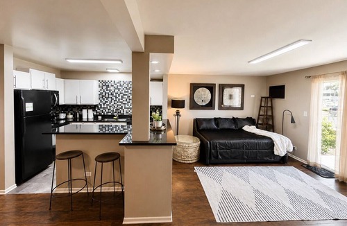 Palatine Condo | Cozy King bedroom + queen daybed near Arlington Heights