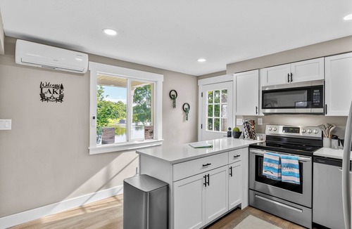 Crittenden House | Cozy Lake House 2 Hot Tub, Game Room, Kayaks, and paddle boat!