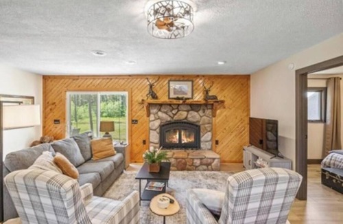 Irons House | Cozy Lodge on 10 acres- Sleeps 9, Newly Renovated, Game Room, Lg Deck, Irons MI.