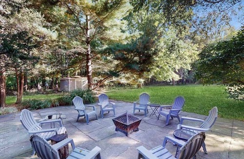 Lakeside House | Cozy Modern Cottage, Near beach & Town, Lovely Large Back Yard, WIFI, & W/D