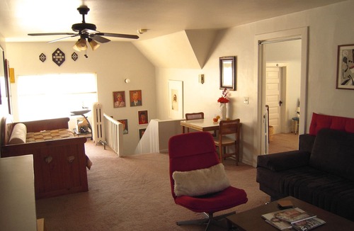 Rogers Park Apartment | Cozy Northside Apt near Transp, Loyola&NW, Beach, Sep Entrance&Free Street Park