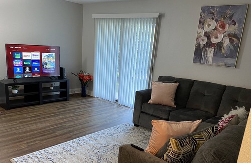 Auburn Hills Apartment | Cozy Oasis with King bed / Close to Great Lakes outlet