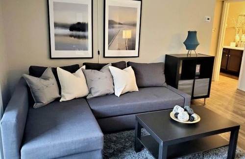 Lombard Condo | Cozy One Bedroom, Washer Dryer, Central Location, Fireplace, Monthly Discounts