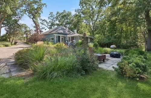 Grand Beach Cottage | Cozy pet-friendly cottage near Lake Michigan