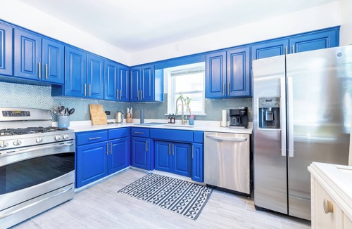 Evanston House | Cozy Private & Spacious 6-bedroom Duplex with Parking in charming Evanston