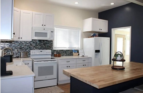 Shelbyville House | Cozy Refurbished Cottage Near Lake Shelbyville - Pet & Boat Friendly