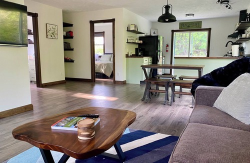 Elberta House | Cozy Sandhill Cottage, 15mi from Crystal Mountain, dog friendly, AC
