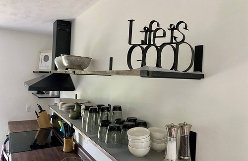Elberta House | Cozy Sandhill Cottage, 15mi from Crystal Mountain, dog friendly, AC
