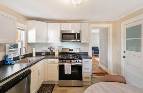 Libertyville Apartment | Cozy Spot in Heart of Libertyville Near Naval Base