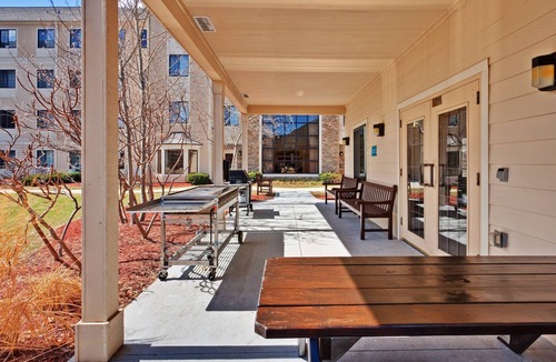 Glenview Apartment | Cozy Studio w/Breakfast | Business Center & Pool