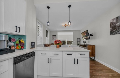 North Center Apartment | Cozy Train Vibes + Rare Parking x3