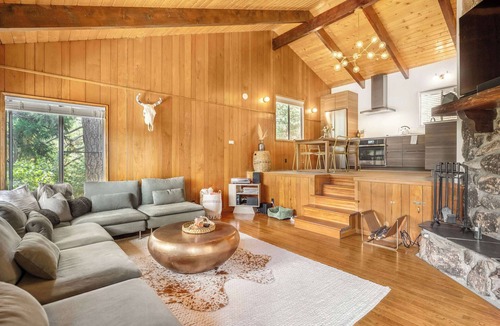 Crestline Cabin | Cozy Updated Cabin w/Views, Walk to Lake Gregory