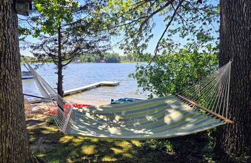 Scotts Cottage | Cozy Waterfront Cottage with Sandy Beach. Family friendly near many attractions.