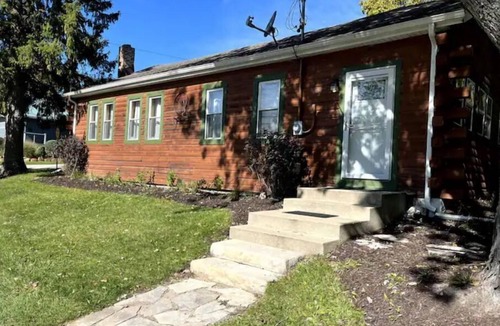 Como House | Cozy Woodland Cabin, pet-friendly and fenced in yard.
