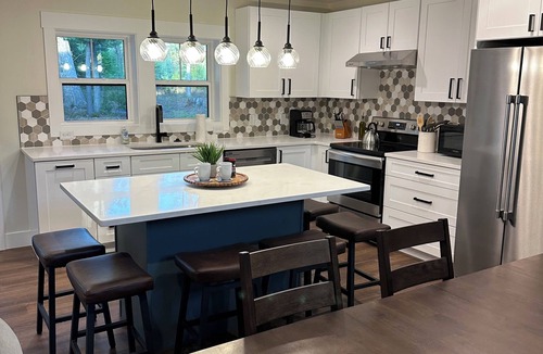 Empire House | Cranberry Lodge - Hot Tub - Gaming Tables - Pet-Friendly - Sleeping Bear Dunes