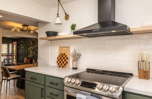 Northpoint House | Cream City Lounge Parking AC Patio Pets Sleeps 11