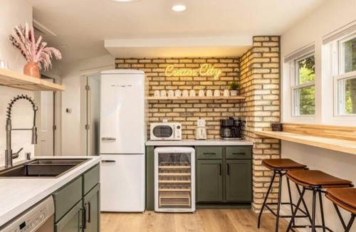 Northpoint House | Cream City Lounge Parking AC Patio Pets Sleeps 11