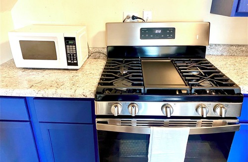 Crown Point Apartment | Crown Point 1 Bedroom Stylish Apartment close to the Square/Downtown