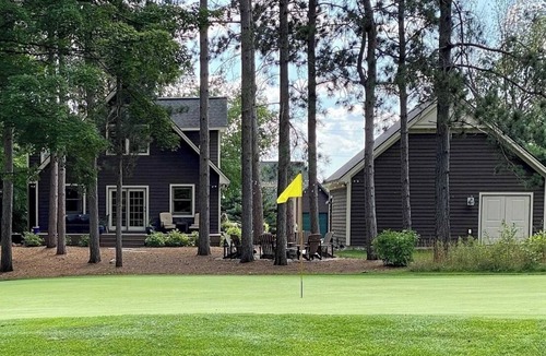 Thompsonville House | Crystal Mountain ski/golf home on the 10th hole, walk to the ski lifts!
