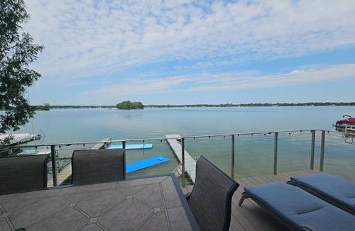 Crystal Cottage | Crystal Water's Edge Cottage-WATERFRONT! Perfect for 2 families!