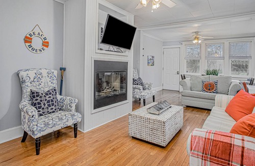 New Buffalo House | Cute cottage near beach & marina with high-speed WiFi, central AC & washer/dryer