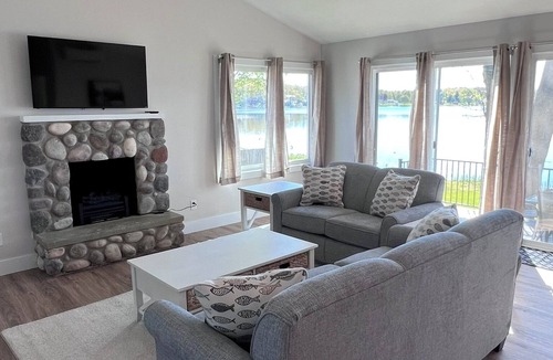 Delton Cottage | Cute & Cozy Gilkey Lake Cottage – Waterfront Retreat & Fishing - Delton, MI