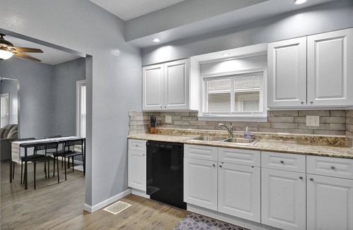 Lansing House | Cute | Steps to MSU | Fast Hwy Access | Functional