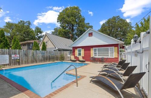 Monticello Hotel | Dave's Last Resort - Poolside Cabin 4 Hotel Room