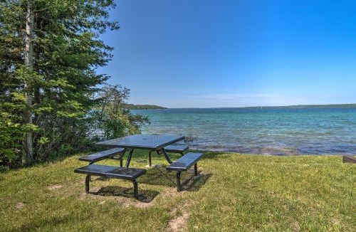 Charlevoix House | Day Trips to Boyne Mtn! Cabin Near Lake Charlevoix
