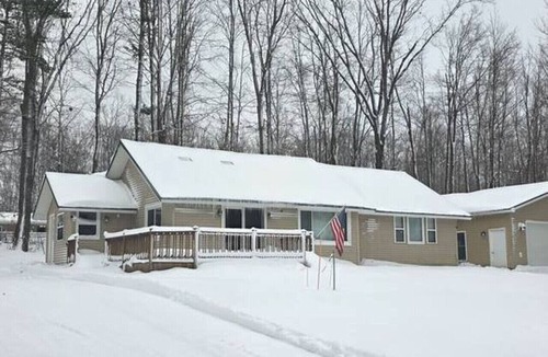 Lake Arrowhead House | Delightful 4-bedroom house in Gaylord Michigan perfect for large families