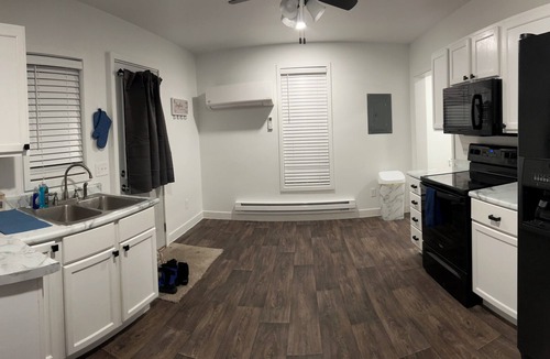 Bay City Apartment | Delightful apt with AC near historic Midland St district, office, tiled shower