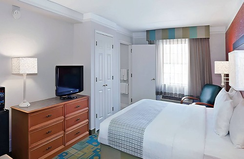 Merrillville House | Deluxe King Room