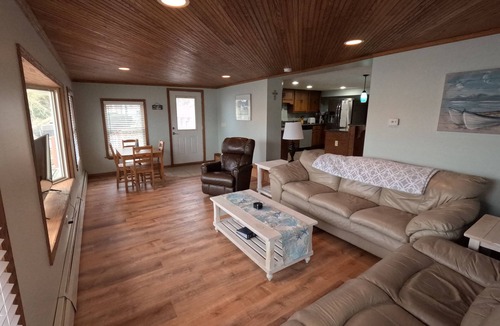 Palo House | Derby Dreams lake house - private lake frontage!