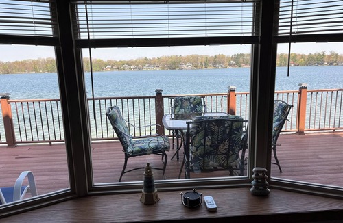 Palo House | Derby Dreams lake house - private lake frontage!