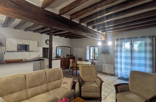 Le Louroux-Beconnais Cottage | Detached country house with private fishing pond